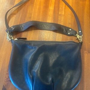 Clare v black moyen messenger bag